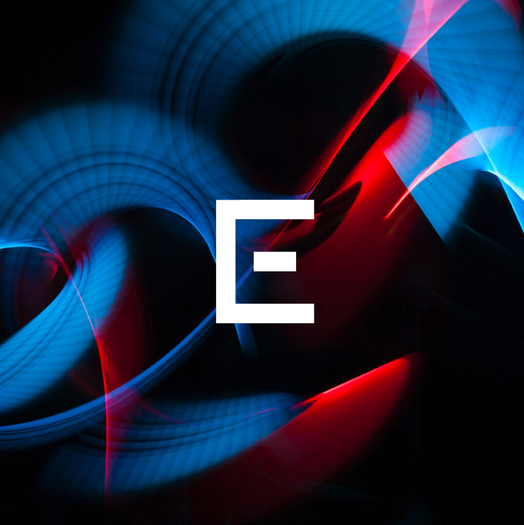 Monogramme du logo Embrace sur fond de workflow noir, rouge et bleu