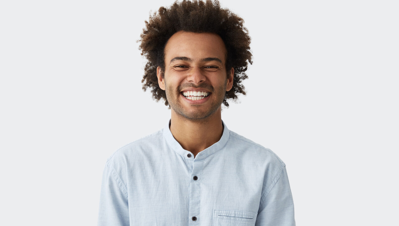 Jeune homme métisse souriant