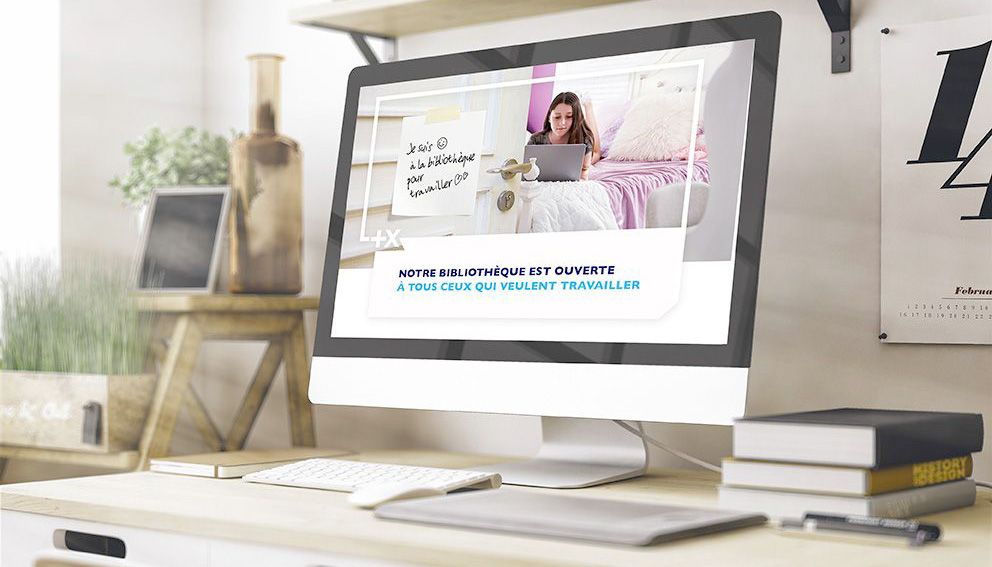 Bureau avec mac en ligne sur site internet Bibliothèque de la Banque Populaire