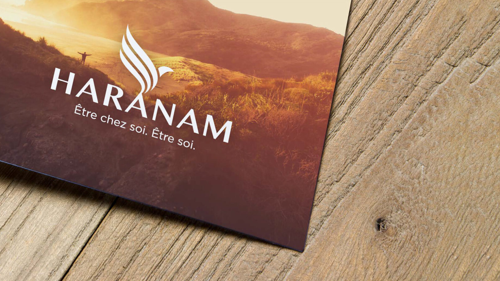Bas de flyer Haranam sur table en bois