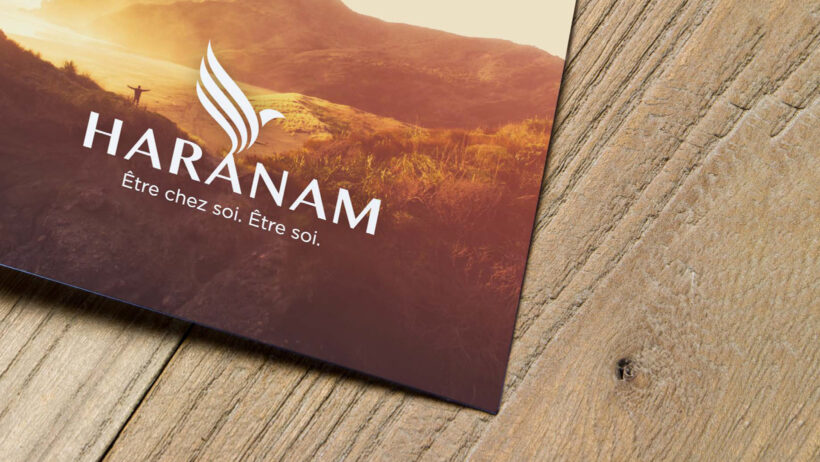 Bas de flyer Haranam sur table en bois