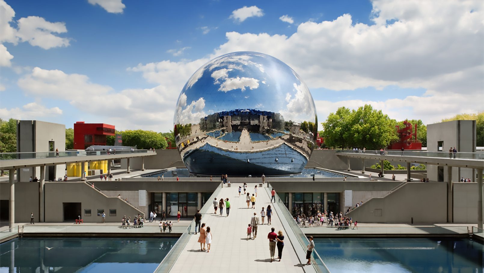 Passerelle menant à la Géode avec public