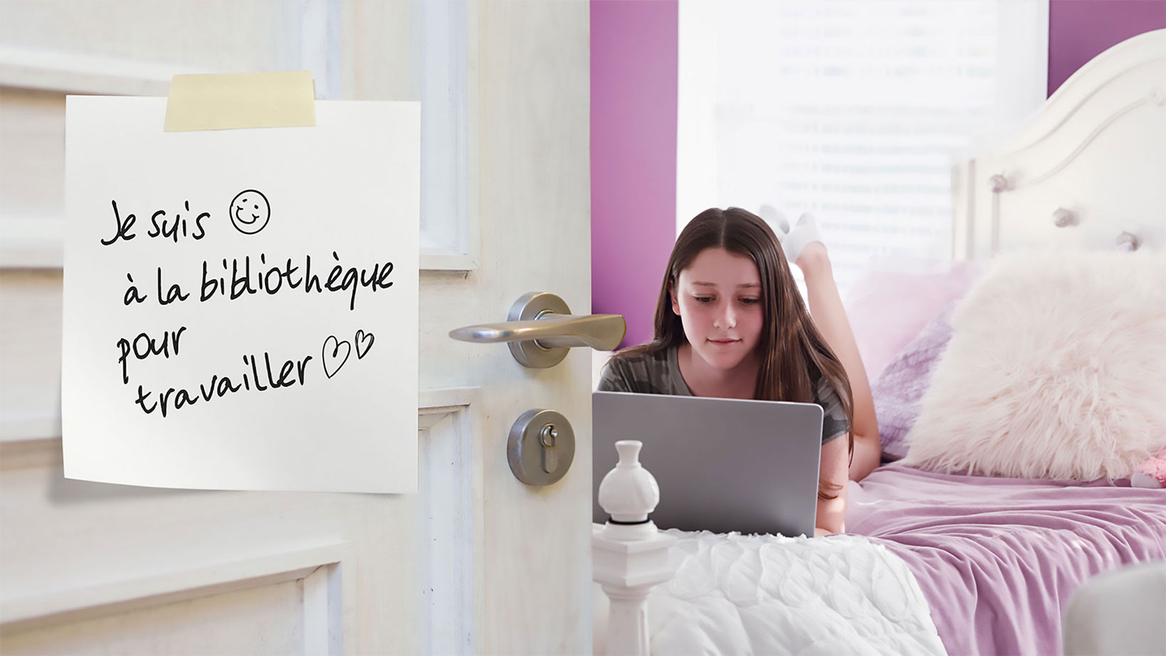 Fille devant son ordinateur, porte de chambre entrebaillée avec post-it «je suis à la bibliothèque»