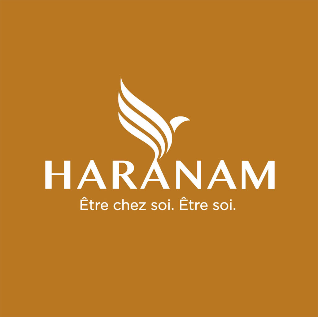 Logo Haranam sur fond marron avec sa signature de marque