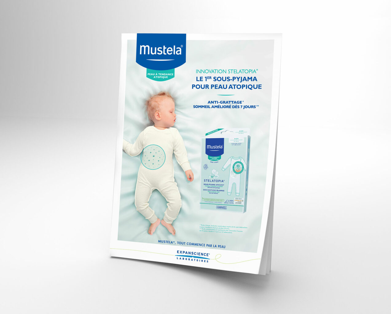 Publicité Mustela en page de couverture avec bébé endormi dans le souspyjama pour peau atopique