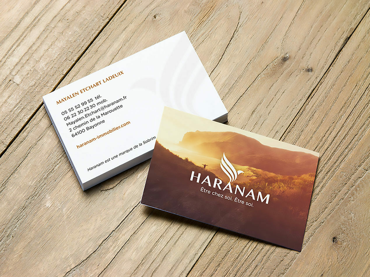 Bas de carte de visite Haranam sur table en bois